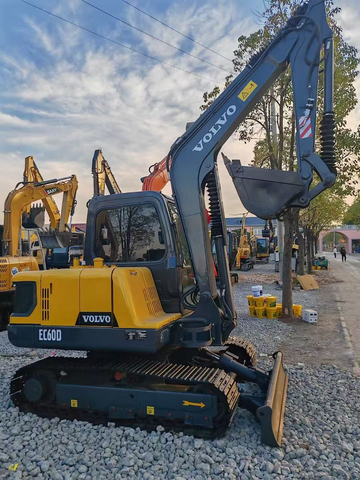 Mini pelle sur chenilles VOLVO EC60D d'occasion avec pompe hydraulique en bon &eacute;tat