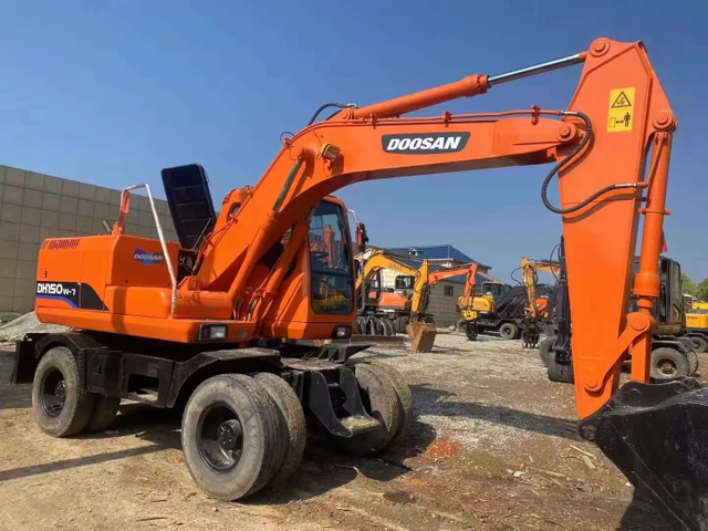 حفارة ذات عجلات Doosan DH150W-7 مستعملة مع مضخة هيدروليكية