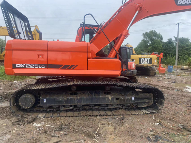 Pelle Doosan DX225LC d'occasion avec pompe hydraulique