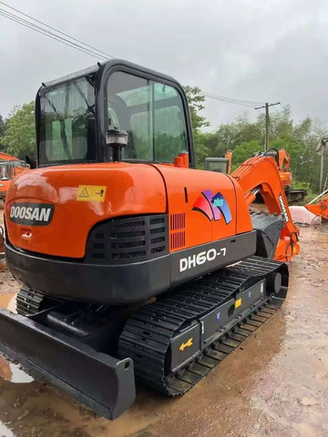 حفارة مجنزرة صغيرة Doosan DH60-7 مستعملة مع مضخة هيدروليكية