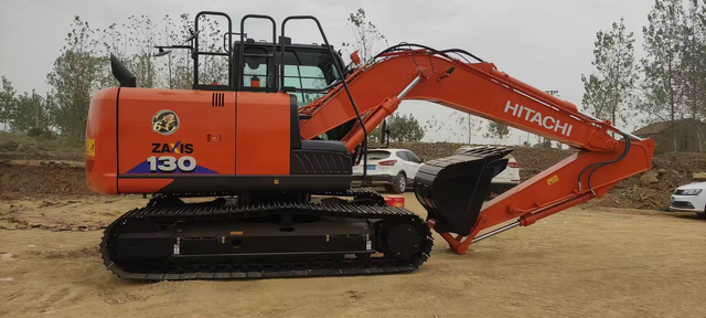 Excavadora de orugas Hitachi ZX130 usada con bomba hidr&aacute;ulica