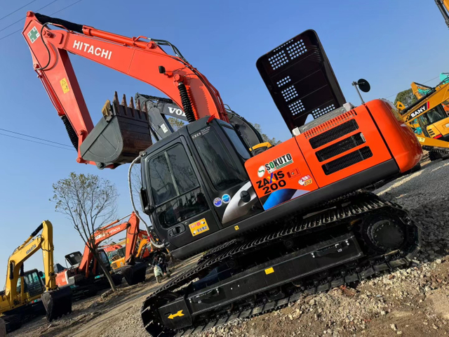 Excavadora de orugas Hitachi ZX200 usada con bomba hidr&aacute;ulica