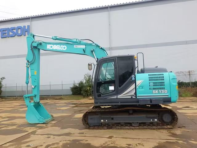 Gebrauchter Raupenbagger Kobelco SK130 mit Hydraulikpumpe in gutem Zustand