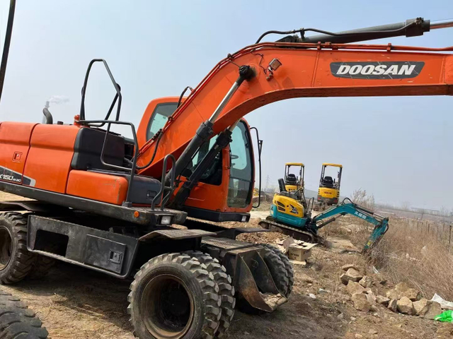 حفارة ذات عجلات Doosan DX150W-9 مستعملة مع مضخة هيدروليكية