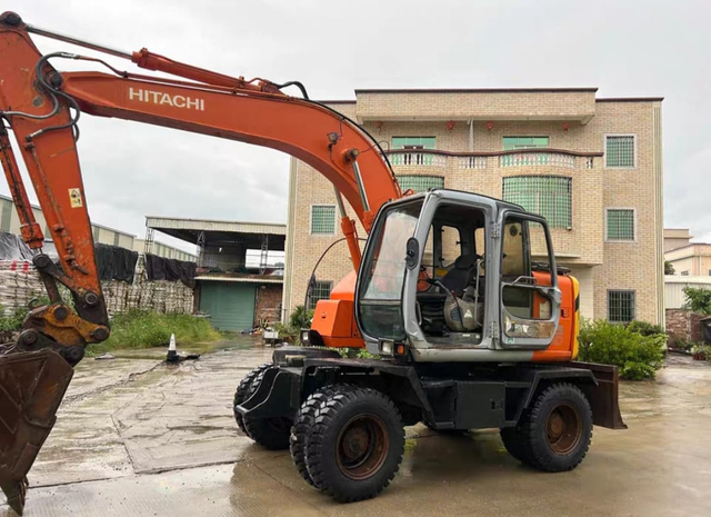 Pelle sur pneus Hitachi ZX125 d'occasion avec pompe hydraulique